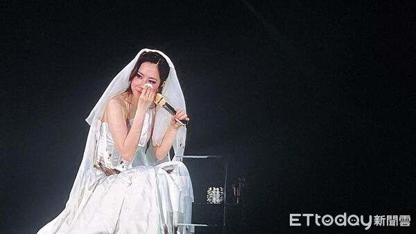 直擊／鄧紫棋披婚紗崩潰大哭！ 激動噴淚「妝都花了」吐脆弱心聲